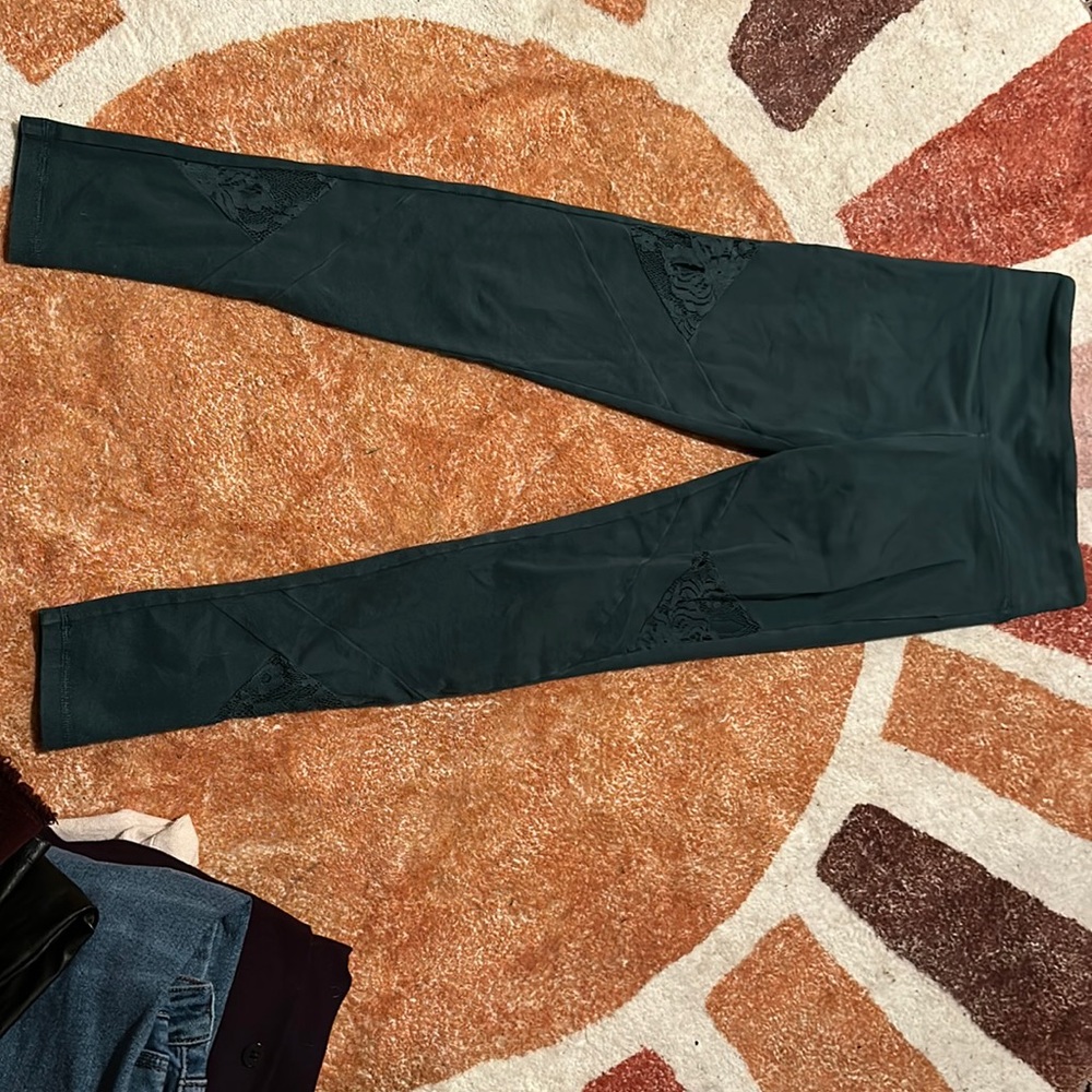 Green colored leggings with lacy pieces, highwaisted